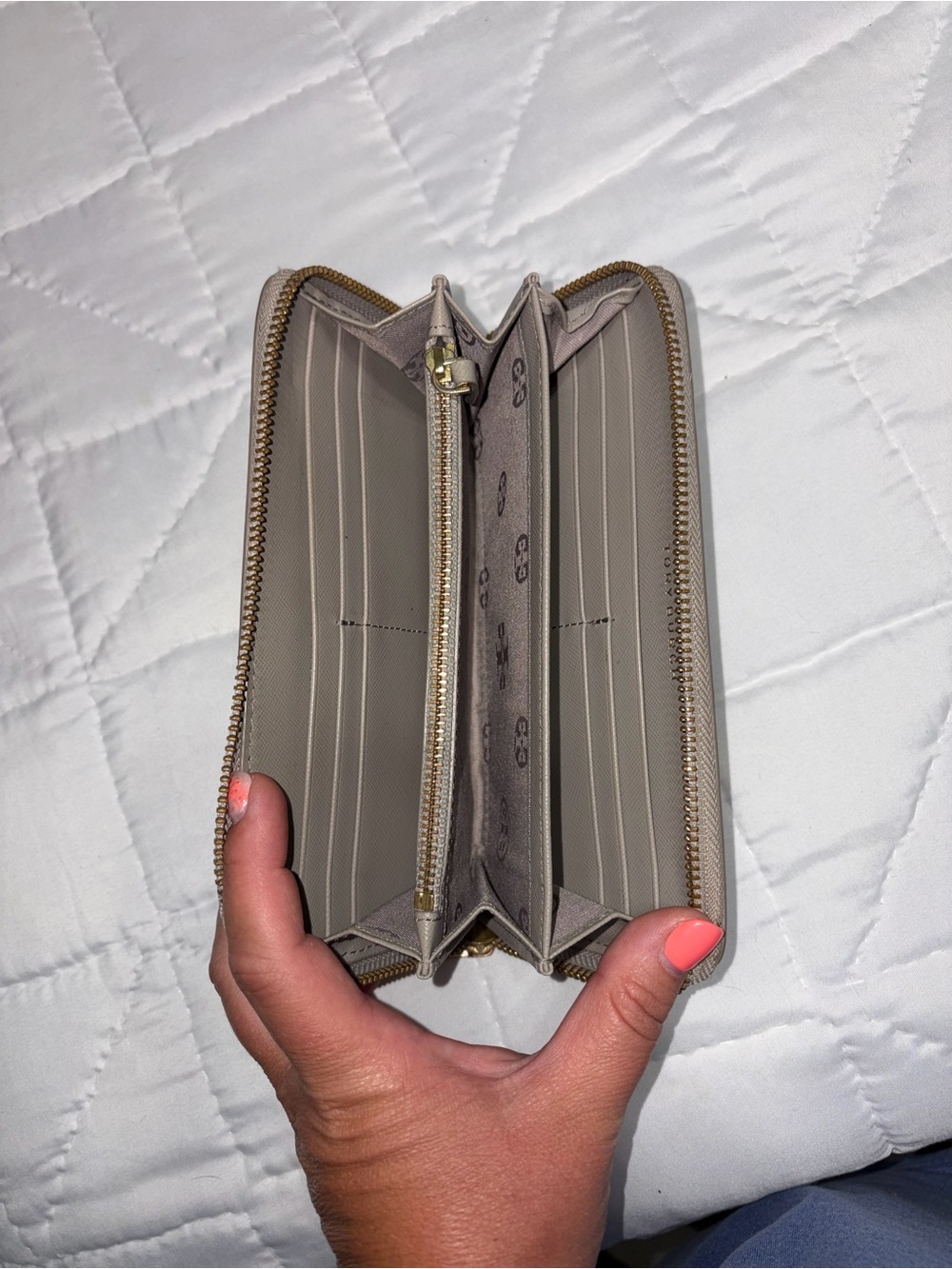 Tory Burch Saffiano Zip Wallet in Taupe with Gold Logo - Picture 2 of 3